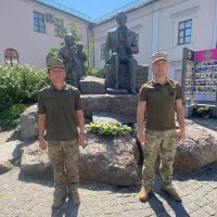 учасники покладання біля скульптурної композиції, присвяченої поету, художнику і мислителю Тарасу Шевченку