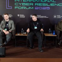 Заступник Начальника ОВА з питань цифрового розвитку, цифрових трансформацій і цифровізації (CDTO) Андрій Кавунець та учасники форуму під час панельної дискусії