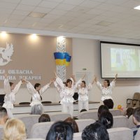 учасники заходу під час виступу