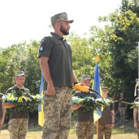 військовослужбовець тисне на кнопку та учасники заходу