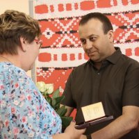 Начальник ОВА Сергій Борзов вручає нагрудний знак "Мати-героїня"