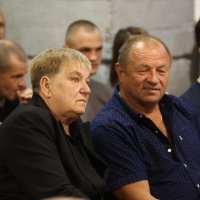 Люди у приміщенні