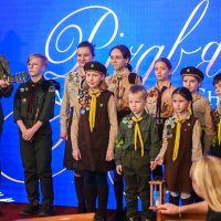  Фото чоловіків, жінок та дітей під час виступу 