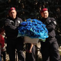 Покладання квітів до пам'ятника