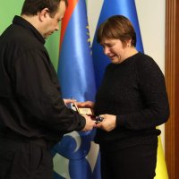 Начальник ОВА Сергій Борзов передає нагороду