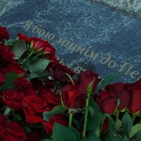 квіти на пам'ятнику