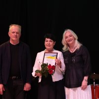 Перша заступниця начальника ОВА Наталя Заболотна та заступник начальника ОВА Сергій Здітовецький з учасницею заходу
