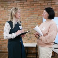 Директорка Департаменту інформаційної діяльності та комунікацій з громадськістю ОВА Світлана Юзвак з учасницею заходу