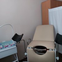 Медична кімната зі стільцем та столом