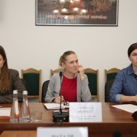 Заступниця директора Представництва Plan International в Україні Ванесса Форест з учасниками зустрічі