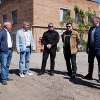 Заступники начальника ОВА Андрій Кавунець та Олександр Піщик, голова Офісу Національного комітету Центрально-Західного регіону Товариства Червоного Хреста України ВолодимирРуденко та учасники зустрічі