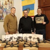 Начальник ОВА Сергій Борзов та військові, яким передають дрони