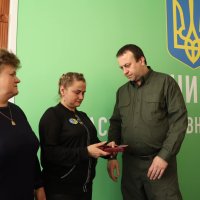 Начальник ОВА Сергій Борзов вручає родині загиблого військовослужбовця державну нагороду