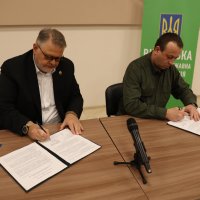 Начальник ОВА Сергій Борзов підписує Меморандум