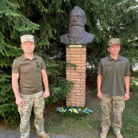 учасники покладання біля бюсту Михайла Грушевського