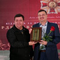 Заступник Начальника ОВА з питань цифрового розвитку, цифрових трансформацій і цифровізації (CDTO) Андрій Кавунець та завідувач торакального відділення Подільського регіонального центру онкології Сергій Притуляк, який став лауреатом ордену у номінації «Новатор року»