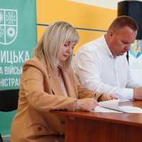 учасники заходу під час підписання меморандуму