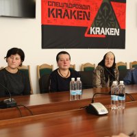 люди в залі засідань 