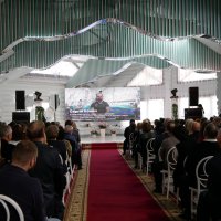 Люди в залі під час перегляду відеоролика