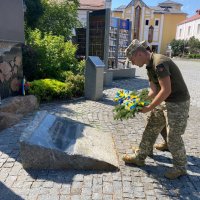 учасники покладання кладуть гірлянду до пам’ятного знаку "Небесній Сотні та загиблим героям російсько-української війни"