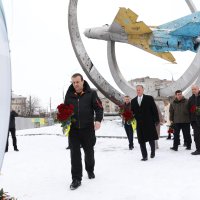 Начальник ОВА Сергій Борзов разом із американською делегацією «Baker Global Advisory» вшанували пам’ять загиблих внаслідок ракетного удару 14 липня 2022 року