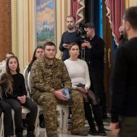 Президент Володимир Зеленський спілкується з людьми в залі