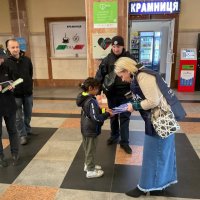 Учасники інформаційної кампанії «ПРИДИВИСЬ» в приміщенні залізничного вокзалу міста Вінниці. Жінки вдягнені в жилети з надписоа "Україна без торгівлі людьми"