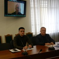 директор Департаменту гуманітарної політики ОВА Володимир Буняк та учасник наради