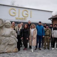 ветерани та учасники промотуру на виноробні
