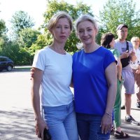 Перший заступник Начальника ОВА Наталя Заболотна та жінка, яка проводжала свою дитину на відпочинок