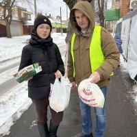 Фото чоловіка та жінки з продуктовими наборами