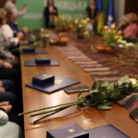 грамоти Верховної Ради України на столі