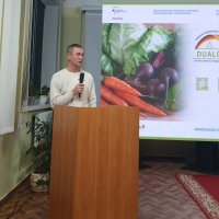 За трибуною виступає заступник директора Департаменту агропромислового розвитку в руці тримає мікрофон