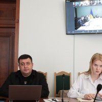 Заступник начальника ОВА Андрій Кавунець з учасницею заходу