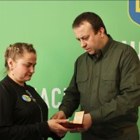 Начальник ОВА Сергій Борзов вручає родині загиблого військовослужбовця державну нагороду