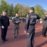 Заступник Начальника ОВА Андрій Кавунець вручає диплом випускнику