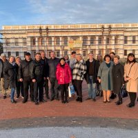 Групові фото людей в приміщенні та на вулиці