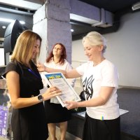 Перша заступниця Начальника ОВА Наталя Заболотна та учасниця заходу під час вручення грамоти