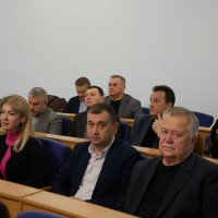 директорка Департаменту інформаційної діяльності та комунікацій з громадськістю ОВА Світлана Юзвак, директор Департаменту гуманітарної політики ОВА Володимир Буняк та учасники засідання сесії