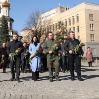 Начальник ОВА Сергій Борзов, народна депутатка України Ірина Борзова, керівники області та міста під час покладання