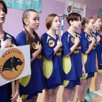 Команда дівчат "Мангусти" під час звучання Гімну України