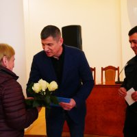 заступник Начальника ОВА Андрій Кавунець вручає Почесну Грамоту ліквідатору
