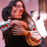 Дівчата в сценічних костюмах