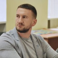 Чоловіки в залі за столом проводять нараду 