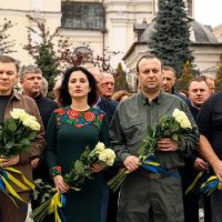 Покладання квітів