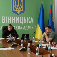 Заступник начальника ОВА Олександр Піщик з учасником наради
