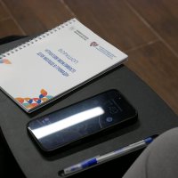 блокнот, ручка та телефон на столі