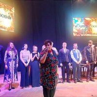 Діти з дорослими проводять час на природі і на культурних заходах