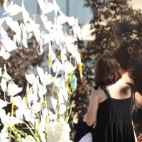 Жінка вшановує пам’ять загиблих біля Меморіалу пам'яті жертв російського обстрілу міста 14 липня 2022 року