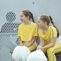 фото двох дівчат-черлідерок